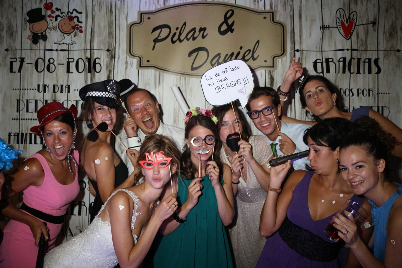 Amigos en fotomatón boda